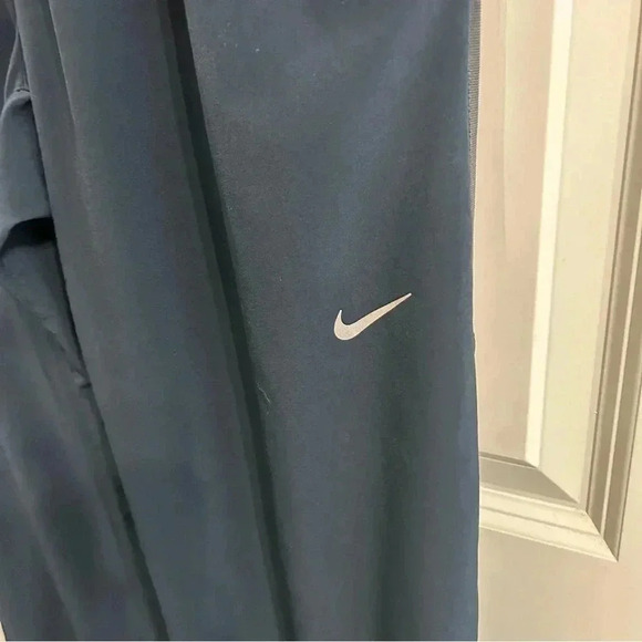 EUC Nike navy Women’s Drifit athletic pants. Zipper pockets and legs Lightweight - Picture 10 of 16